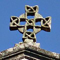 Catro triquetras formando unha "cruz carolinxia" na igrexa de Santa Susana en Santiago de Compostela (s. XI/XII?).