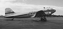 Douglas DC-3 de TAA en el aeropuerto internacional de Adelaida (c. 1960-65)