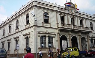 Edificio de Gobernación y Correos de Heredia, Wenceslao de la Guardia, 1914. De influencia neoclásica. Restaurada en el 2009 por Ibo Bonilla y Erick Chaves.