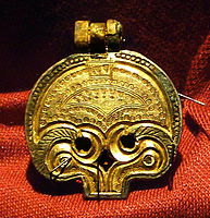 The dragon treasure from Finnestorp (C.E.2009) Pelta-shaped pendant / Drakskatten från Finnestorp (2009) Peltaformat hänge