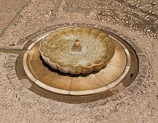 Fontaine dans les jardins du Généralife, à Grenade. (définition réelle 4 762 × 3 696)