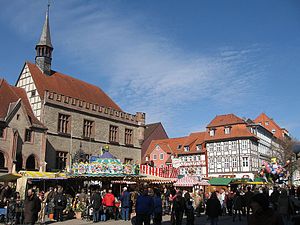 Markttreiben vor dem alten Rathaus