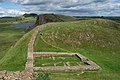 Rămășițele de la Milecastle 39 (coordonatele: 55°0' 13.12" N, 2°22'32.74" V) de la Zidul lui Hadrian; lângă Steel Rigg, privind spre est de pe o creastă, de-a lungul Făgașului Zidului lui Hadrian. Milecastle 39 este cunoscut și sub numele de "Castle Nick".