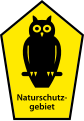 „Eule im Fünfeck“ – Das Eulensymbol stammt von Kurt Kretschmann. Dieses Schild wurde ursprünglich in der DDR eingesetzt.