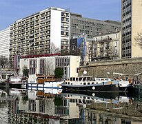 Le boulevard de la Bastille dominant le port de l'Arsenal.