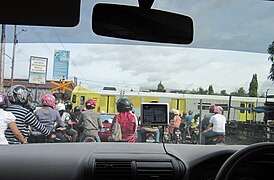 Kereta api Prambanan Ekspres saat melintas perlintasan sebidang di Surakarta