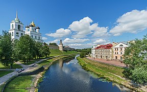 Vista del kremlin desde el río Psková