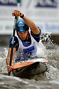 Photographie d'un homme dans un canoë.