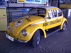 Storica Volkswagen Maggiolino con insegne ADAC