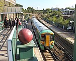 West Brompton overground station – southbound Southern Class 377 Electrostar service at the platform (September 2006)