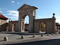 Puerta monumental, con función decorativa, construida en tiempos de (relativa) paz