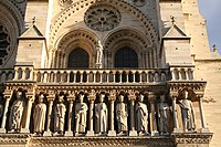 Notre-Dame de Paris, Westfassade um 1200: gelappte Rundbögen der Königsgalerie, frühgotische Fenster