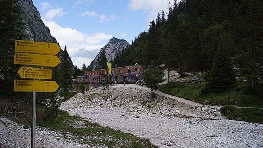 mit Wegweisern nach Grainau (2 h), Hammersbach, zum Kreuzeck, über die Riffelscharte zur Station Riffelriss und zur Grieskarscharte