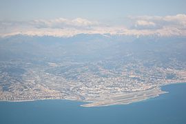 Vue aérienne de l'aéroport de Nice avec à gauche le Var entre Saint-Laurent-du-Var et Nice.