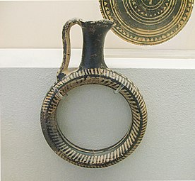 Askos en forme d'anneau d'une tombe à crémation. Tombe 33, 950-900. Musée du Céramique