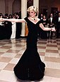 Prinzessin Diana im mitternachtsblauen Travolta-Kleid beim Gala-Dinner im Weißen Haus