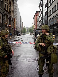 Норвежские военнослужащие в день после терактов в Осло, 2011