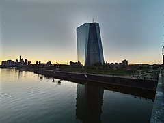 Frankfurt am Main Deutschherrnbrücke sunset 2022-04-17 02.jpg