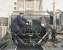 Mikhail Kaufman montando una cámara en un tren.