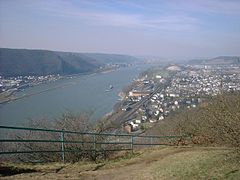 Blick von der Rheinbrohler Ley auf Rheinbrohl und Bad Hönningen (gegenüber der Hafen von Brohl-Lützing, Burg Rheineck und Bad Breisig)