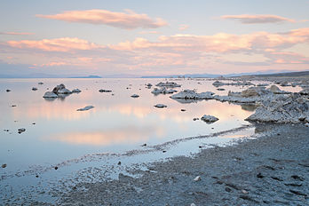 Le lac Mono, lac salé situé dans le désert de la Sierra Nevada, en Californie. (définition réelle 4 800 × 3 200)