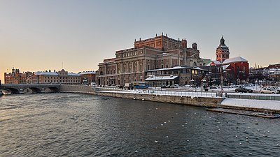 Strömmens norra sida sedd från Strömbron med Operan, Jakobs kyrka och Kungsträdgården till höger.