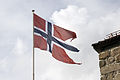Et norsk orlogsflagg heist på Fredriksten festning.