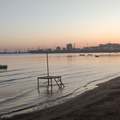 Porto di Durazzo visto dalla spiaggia durante un tramonto.