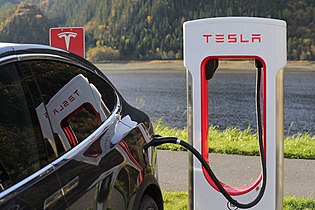 Tesla Model X an einer Supercharger Ladestation