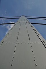 Pylon der Brücke