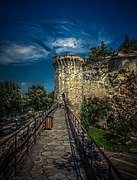 Tour hexagonale des remparts d'Avignon.