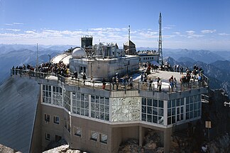 Summit. Gipfelaufbauten vom Gipfelkreuz (2004)
