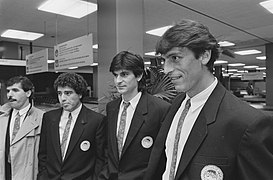 Aankomst op Schiphol van Olympiakos vlnr Zelelidis, Kostikos, Anastopoulos, Bestanddeelnr 933-7922.jpg