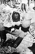 항복 소식을 듣고 할복을 기도한 일본 병사.