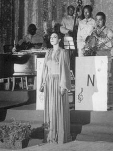 Joséphine Baker en un escenari d'Orà, 1943