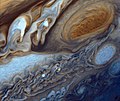 Detail Jupiterovej atmosféry vo falošných farbách