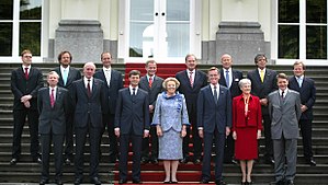 De bordesscène van de ministers van het kabinet-Balkenende I met in het midden vooraan koningin Beatrix bij Huis ten Bosch op 22 juli 2002