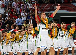 La selección de Lituania celebra su tercer puesto en el Mundial de baloncesto 2010.jpg