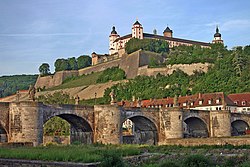 Fortress Marienberg dengan Old Main Bridge di bagiand depan