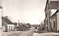 La Grande Rue [actuelle rue Joseph Le Gallo] du bourg de Meslan vers 1935 (carte postale).