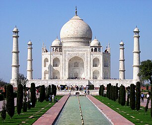 Le Taj Mahal (ताज महल) à Âgrâ, dans l’État de l’Uttar Pradesh (Inde) ; mausolée du XVIIe siècle inscrit au patrimoine mondial de l’UNESCO. (définition réelle 2 040 × 1 681*)