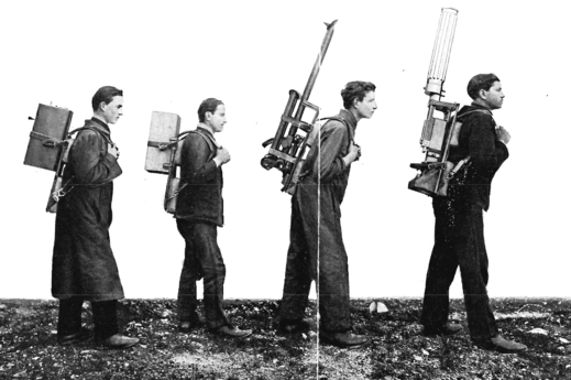 Štiričlanska strojnična ekipa na hrbtu prenaša (z leve) 2x strelivo, trinožni podstavek in samo strojnico.
