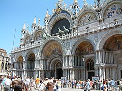 Façade de la basilique Saint-Marc.