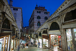 Comercios de la zona.