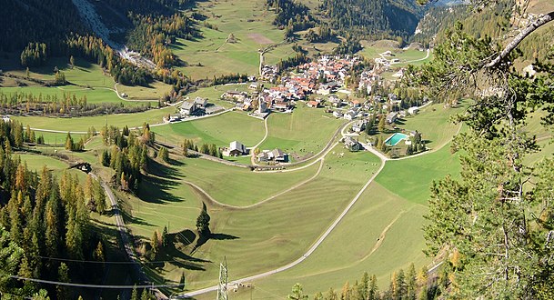 Loop deployment above Bergün (view from footpath to Piz Darlux) Schleifenentwicklung oberhalb Bergün (Blick vom Fussweg zum Piz Darlux)