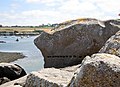 Traces de l'amorce de découpe de ce rocher granitique en vue de son extraction qui a été abandonnée (zone du Cléguer, entrée nord de l'Aber Ildut).