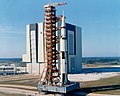 Vývoz nosnej rakety Saturn V z montážnej haly VAB k štartovacej rampe