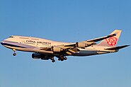 華航的波音747-409型客機即將降落於北京首都國際機場（B-18215）