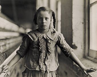 Adolescent Girl, a Spinner, em uma Carolina Cotton Mill (1908) Museu de Arte da Universidade de Princeton