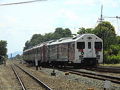 Kereta api Prambanan Ekspres saat akan memasuki Stasiun Lempuyangan